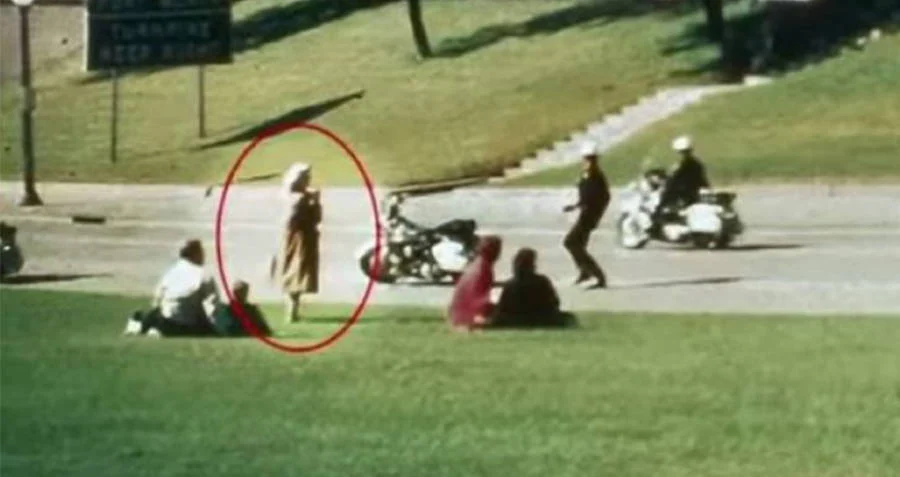 viagempassado's tweet photo. MISTÉRIOS NÃO RESOLVIDOS CAPTURADOS EM FOTOS (🚨Aviso: Teoria da conspiração ativada!)

1 - Senhora Babushka no Assassinato de JFK

Durante o assassinato de John F. Kennedy, uma mulher misteriosa, apelidada de "Senhora Babushka," foi vista filmando o evento bem perto da limusine presidencial. Ela nunca foi identificada, e o filme que registrou permanece um mistério, levantando questões sobre seu papel e o que realmente presenciou naquele dia fatídico.