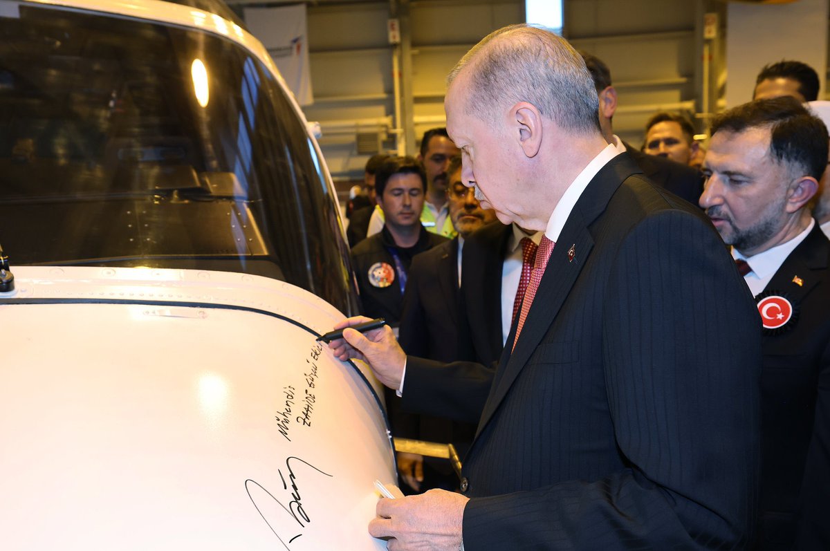 HaktanOmeroglu's tweet photo. Bağımsız ve güçlü Türkiye’nin imzası semalarımızda yükseliyor!
 Sayın Cumhurbaşkanım, güçlü ve bağımsız Türkiye yolundaki kararlı adımlarınız için minnettarız. Geleceğimize attığınız her imza, milletimize ilham veriyor. Teşekkürler!
@RTErdogan #Gökbey https://t.co/BBhqADLGHW