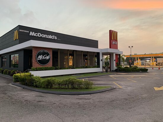 StocKorner's tweet photo. CEO Chris Kempczinski apologizes for E. Coli incident, but assures investors that the popular Quarter Pounder will be back soon. Stock gains on U.S. momentum.
#McDonalds #FastFoodNews #MCD #Investing #QuarterPounder https://t.co/UAWHh5jvSr