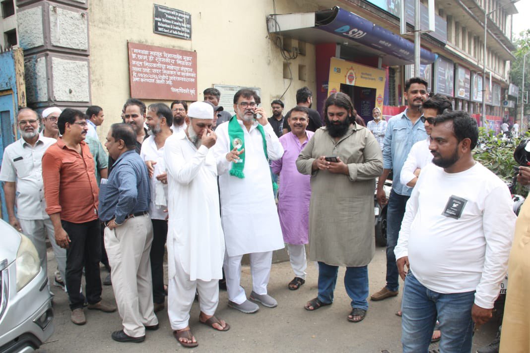SBilalrashid's tweet photo. महाराष्ट्र की भायखला (184) विधानसभा सीट से AIMIM उम्मीदवार @FaiyazAhmed1961 ने पार्टी कार्यकर्ताओं के साथ अपना नामांकन पत्र दाखिल किया।
@asadowaisi 
@aimim_national 
@AkbarOwaisi_MIM 
@balala_ahmed 
@imtiaz_jaleel 
#electionday2024 
#electioncommissionofindia https://t.co/a6Fk88zc3Z