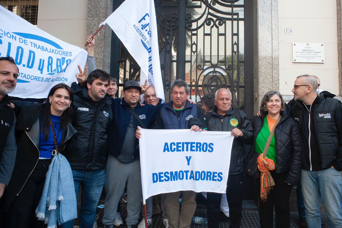 sipreba's tweet photo. 🫂 Abrazamos a las trabajadoras y los trabajadores aceiteros en su día. 
💪 Agradecemos su apoyo en todos los conflictos de nuestro gremio y celebramos nuestra unidad con @FTCIODyARA en las calles y en todas  las luchas compartidas. https://t.co/nx4i1r2Xz8