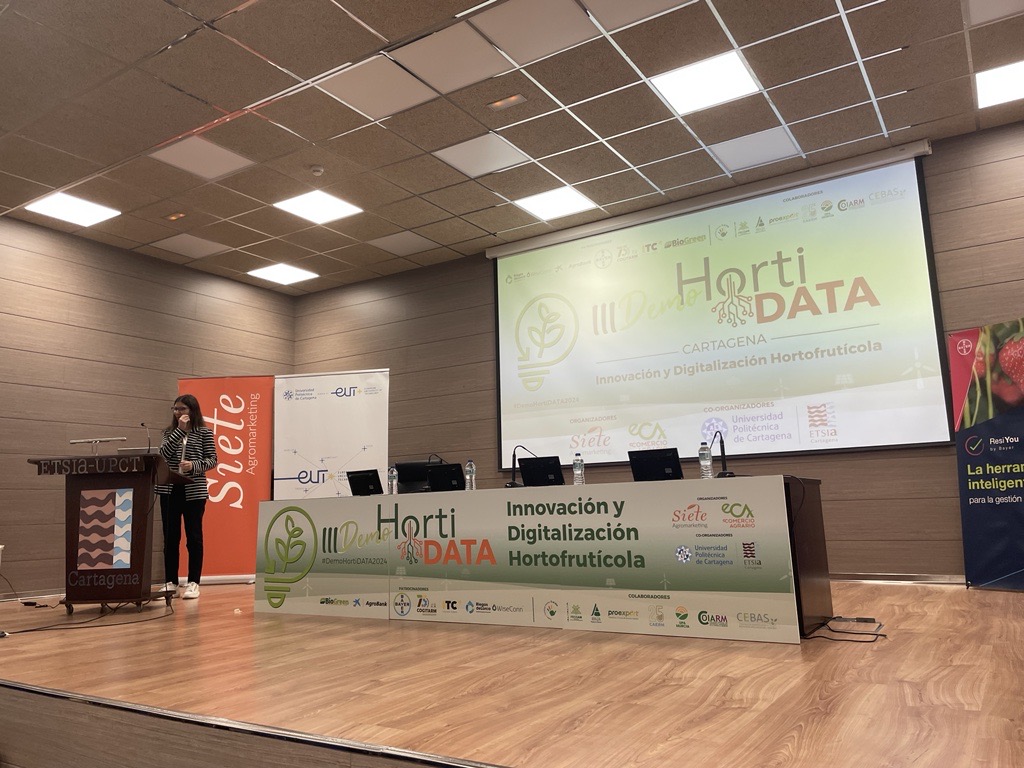 Bayer4CropsES's tweet image. #DemoHortiDATA2024 | Hoy tuvimos el placer de participar en la tercera edición de @HortiData🌱, un evento de innovación agrícola organizado por @SieteAgromarket y @eComercioAgr 🚜

Durante la jornada, Raquel Gómez González, Digital Activation Specialist de Bayer Crop Science,…