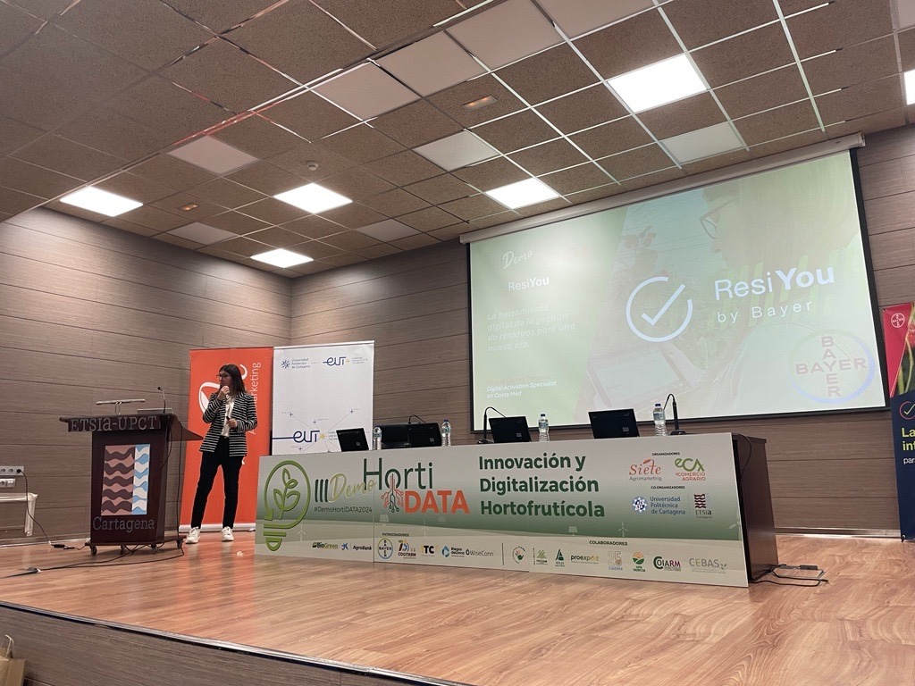 Bayer4CropsES's tweet image. #DemoHortiDATA2024 | Hoy tuvimos el placer de participar en la tercera edición de @HortiData🌱, un evento de innovación agrícola organizado por @SieteAgromarket y @eComercioAgr 🚜

Durante la jornada, Raquel Gómez González, Digital Activation Specialist de Bayer Crop Science,…