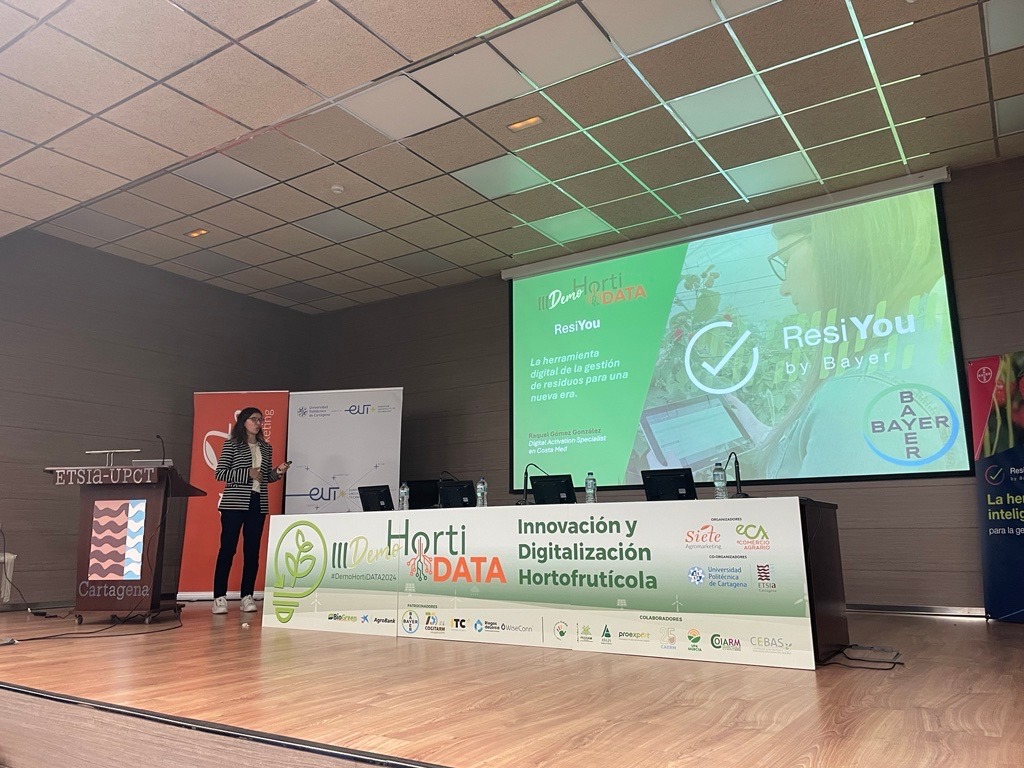 Bayer4CropsES's tweet image. #DemoHortiDATA2024 | Hoy tuvimos el placer de participar en la tercera edición de @HortiData🌱, un evento de innovación agrícola organizado por @SieteAgromarket y @eComercioAgr 🚜

Durante la jornada, Raquel Gómez González, Digital Activation Specialist de Bayer Crop Science,…