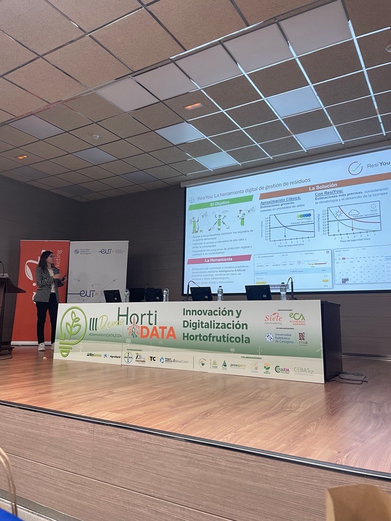 Bayer4CropsES's tweet image. #DemoHortiDATA2024 | Hoy tuvimos el placer de participar en la tercera edición de @HortiData🌱, un evento de innovación agrícola organizado por @SieteAgromarket y @eComercioAgr 🚜

Durante la jornada, Raquel Gómez González, Digital Activation Specialist de Bayer Crop Science,…