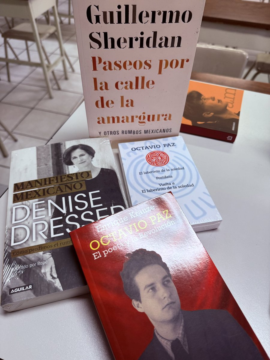 OSWALDORIOSM's tweet photo. Hoy tocó regalar libros a las y los alumnos de #CienciaPolítica que hicieron los mejores exámenes en el #SegundoParcial.
Elegí de @DeniseDresserG, @GmoSheridan, @EnriqueKrauze y el inmenso Octavio Paz.
¡Me encanta dar clases en @UASLPFCA de @LaUASLP! https://t.co/sRLo8gEIZb