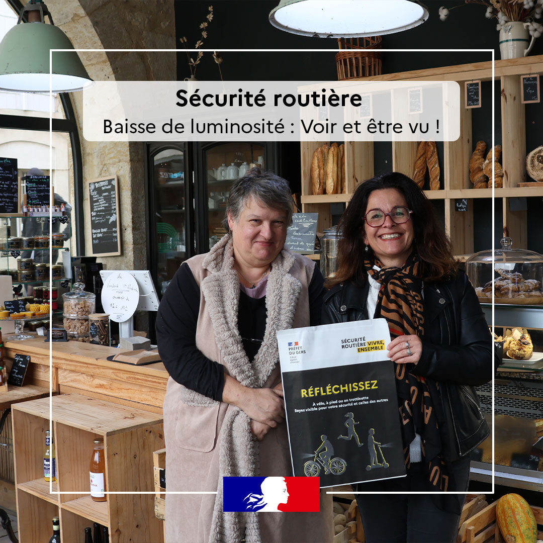 Prefet32's tweet photo. #SécuritéRoutière | Soyez visible pour votre sécurité et celle des autres

🦺 A l'occasion du passage à l'heure d'hiver, la directrice de cabinet s'est rendue dans plusieurs commerces pour distribuer des pochettes "Réfléchissez...soyez visible", afin de sensibiliser la clientèle. https://t.co/cE31BohFun