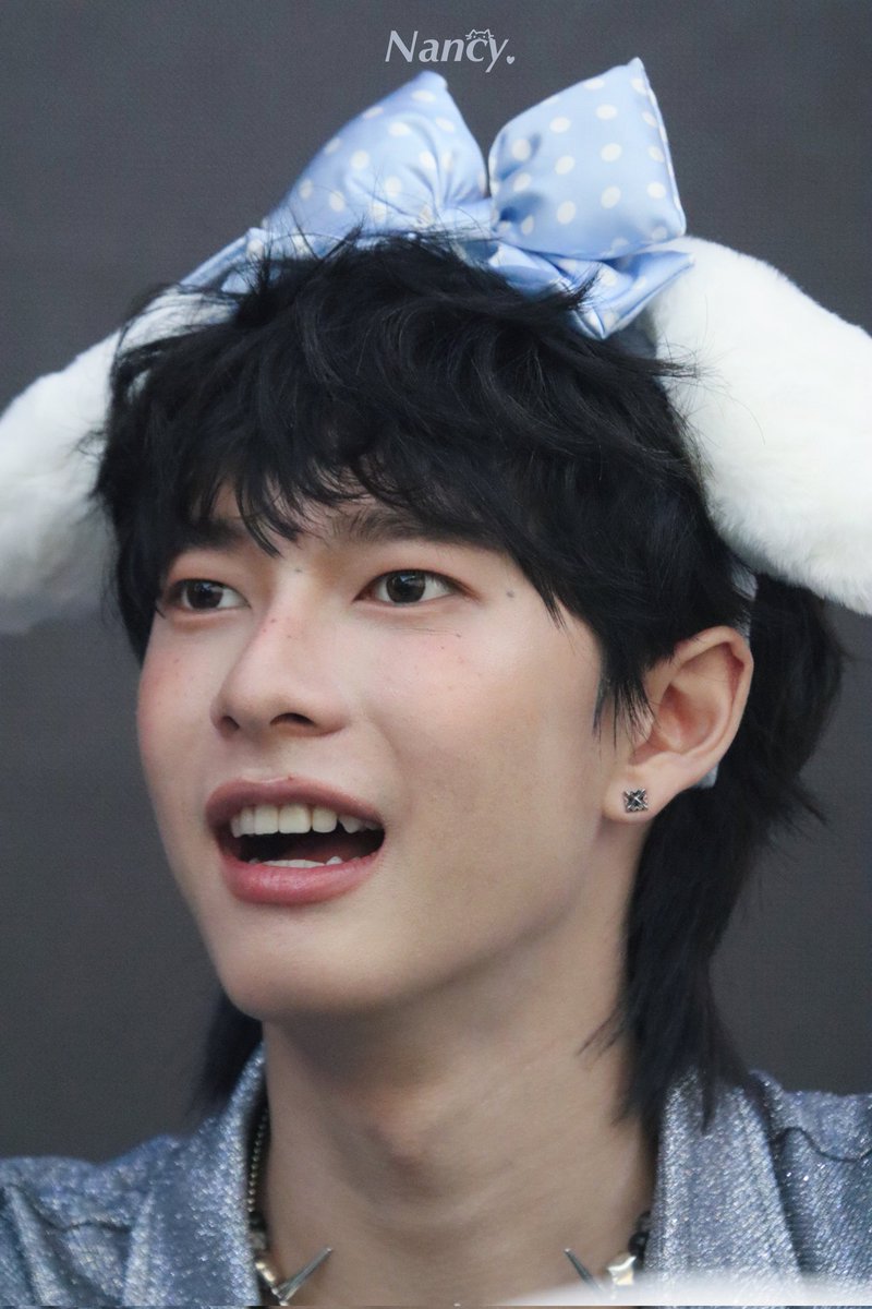 elevenzero11's tweet photo. Very, very cute ~
This headdress is really suitable for pupu 🥹 
@ppoohkt
#ppoohkt
#PooHHooPers 
#PoohPavelFansignInShanghai https://t.co/AqdNTmm9kA
