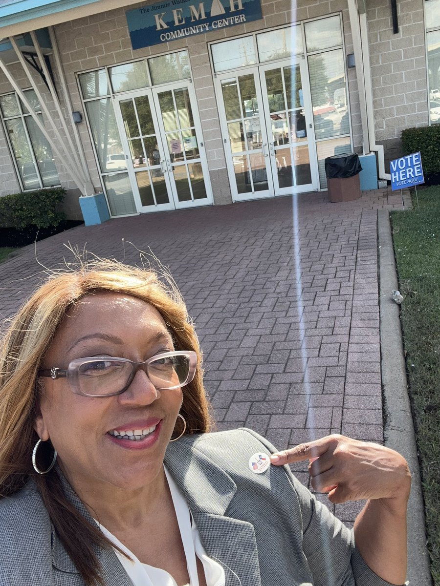 ReneeGsays's tweet photo. Earned my sticker — have you?

#Election2024 #VotingMatters https://t.co/XLM3O43Jol