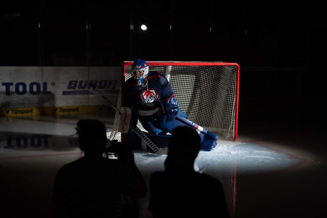 👉 26. července jsme započali pod taktovkou <a href="/JanaMensatorova/">Jana Mensatorová</a> focení na kalendář Saves Help. Jako první šel na řadu ŠIMON HRUBEC, na nafocení jeho a MILANA KLOUČKA jsme měli přiděleno přesně 30 minut na ledě. Byla to celkem výzva, ale vše jsme zvládli.

🛒 cutt.ly/KALENDAR-SAVES…