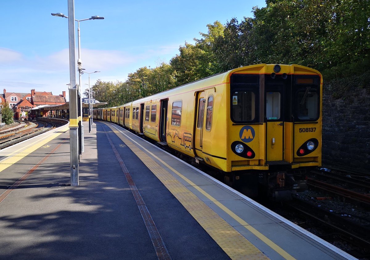 DownOnTheStour's tweet photo. Once the woes of not giving a crap what people thought kicked in in my 20s it was back to riding the absolute hell out of these fantastic machines! 

Every trip to Liverpool saw me bash these beasts! 

#507farewell #class507 #PEP #Merseyrail #hellfire #class508 #megatraction https://t.co/azgd0WsaIH
