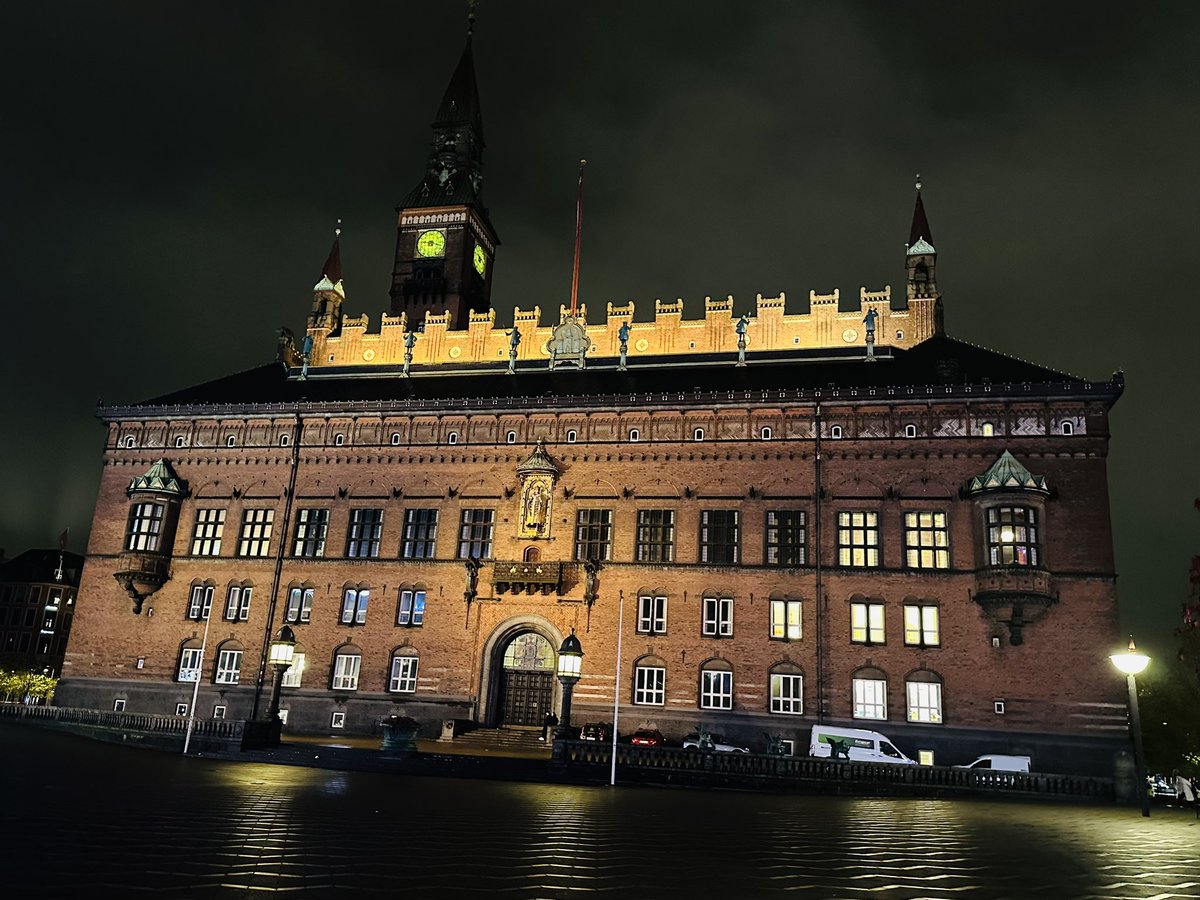 Now that’s what I call a town hall!

📍Københavns Rådhus
#NowThatsWhatICallATownHall #Copehagen