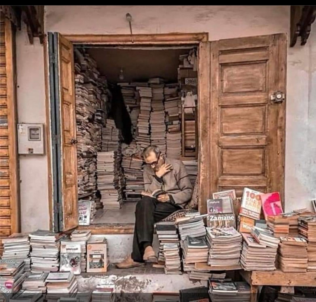 CucchiRiccardo's tweet photo. Mohamed Aziz ha 76 anni. Vive a Rabat e vende libri. Li legge, soprattutto. Ama dire che bastano due cuscini (quelli che usa sulla soglia della sua bottega come sedia) e un libro per essere felici.
Ha dovuto interrompere gli studi perché era povero.
#Libri #Librai https://t.co/qcGJTi4gHm