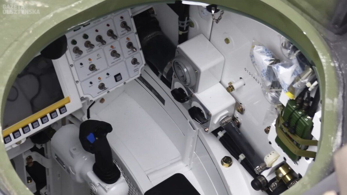 KDefenseInsight's tweet photo. Take a look at the #K2BlackPanther’s gunner stations, spotted by the Polish in 2022! Impressive tech on display. #FireControlSystem https://t.co/kLzd6UkSpa