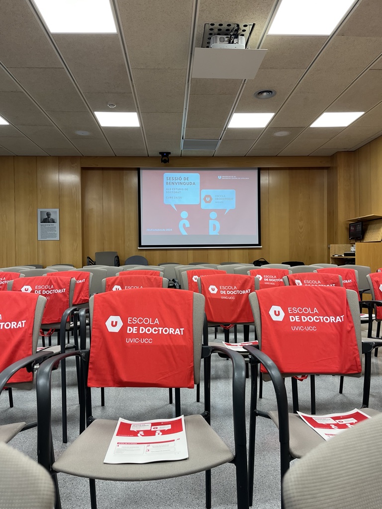 UVic_PhD's tweet photo. 📢Tot a punt per a la sessió de benvinguda dels #doctorands i #doctorandes de nou accés a la @uvic_ucc .
Des de l’Escola de Doctorat (@UVic_PhD) us acompanyarem en tot el que necessiteu❗️ https://t.co/B8YnuoWzQr