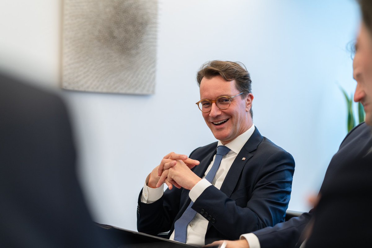 Von Nachbarn zu Freunden geworden: Die 🇳🇱 sind mit einem Handelsvolumen von 65,5 Mrd. Euro (2023) der wichtigste Handelspartner für #NRW. MP <a href="/HendrikWuest/">Hendrik Wüst</a> &amp; Europaminister <a href="/n_liminski/">Nathanael Liminski</a> haben heute die neue NL-Botschafterin <a href="/HesterSomsen/">Hester Somsen</a> empfangen. <a href="/mbeimnrw/">MBEIM.NRW</a> <a href="/NLinDeutschland/">NL Botschaft Berlin🇳🇱🇩🇪</a>