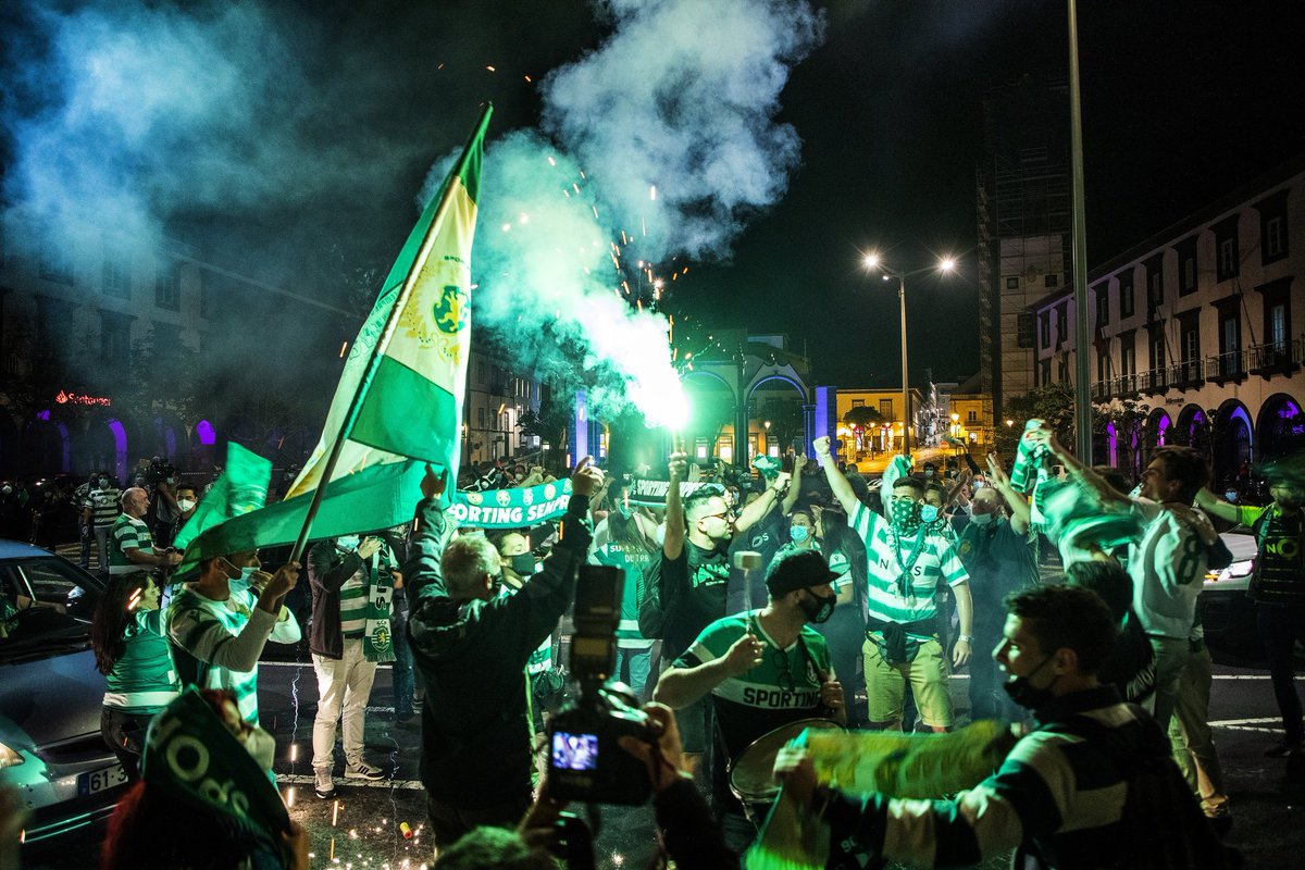 Inside_Sporting's tweet photo. Os adeptos hoje terão uma escolha simples:

1) deixar-se contagiar pela desilusão e fazer desta noite um pesadelo para o Amorim (e para todos os outros, de arrasto)
2) ajudar os jogadores a sentirem uma transição suave e que continuamos líderes invictos

Eu sei o que farei 💪💚 https://t.co/ciwDcuC4jE