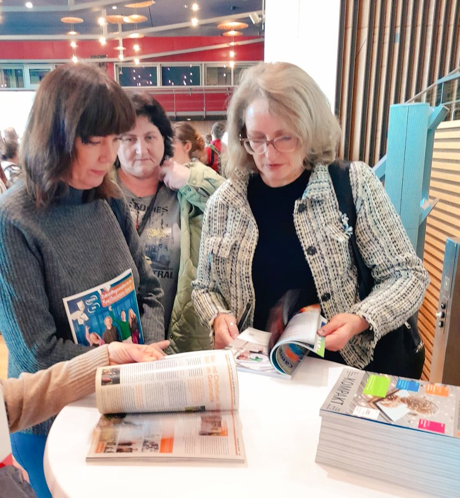 Auslaenderrat's tweet photo. Auch wir helfen #Geflüchteten aus der #Ukraine beim oft gar nicht mal so einfachen Weg in den deutschen #Arbeitsmarkt. Heute mit unserem #Patenschaftsprojekt #VitaminP beim #Karrieretag in #Dresden. @BMFSFJ #VIW
https://t.co/vQ7iMPlAi9 https://t.co/vRnAABWe1b