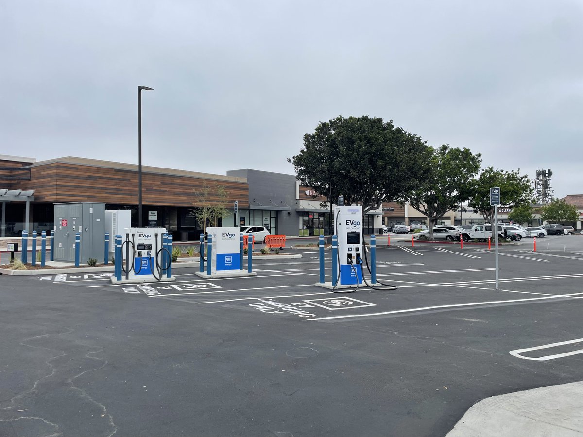 evgonetwork's tweet photo. Stater Bros. + EV Fast Charging. 🛒 ⚡ 3 new high-power chargers at 20100 Brookhurst Avenue, Huntington Beach, CA 92646, in collaboration with GM. #GMEnergy #EVcharging #EVgo https://t.co/vHTnBvpUl8
