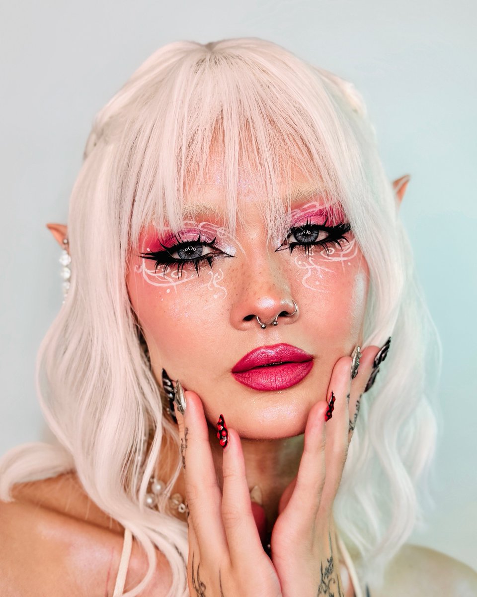 MACcosmetics's tweet photo. 🚨Costume contest 🚨. Vote for your fave #MACHalloween look in the comments... Grand prize: bragging rights. 

#CostumeContest #Halloween #HalloweenInspo #HalloweenMakeup https://t.co/43akqJRer2
