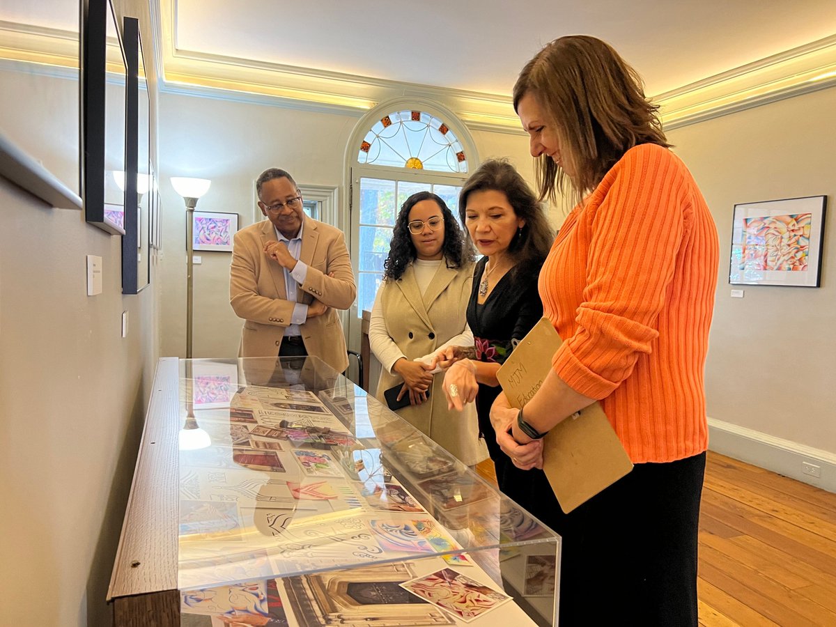 MorrisJumel's tweet photo. We are so appreciative of Council Member Carmen De La Rosa for presenting MJM with a check for our upcoming exterior restoration! While here, Ms. De La Rosa spoke with artist Andrea Arroyo about her current exhibition, "Faces &amp; Façades." 

@cndelarosa 
@andreaarroyoart https://t.co/bw7KNmFnEt
