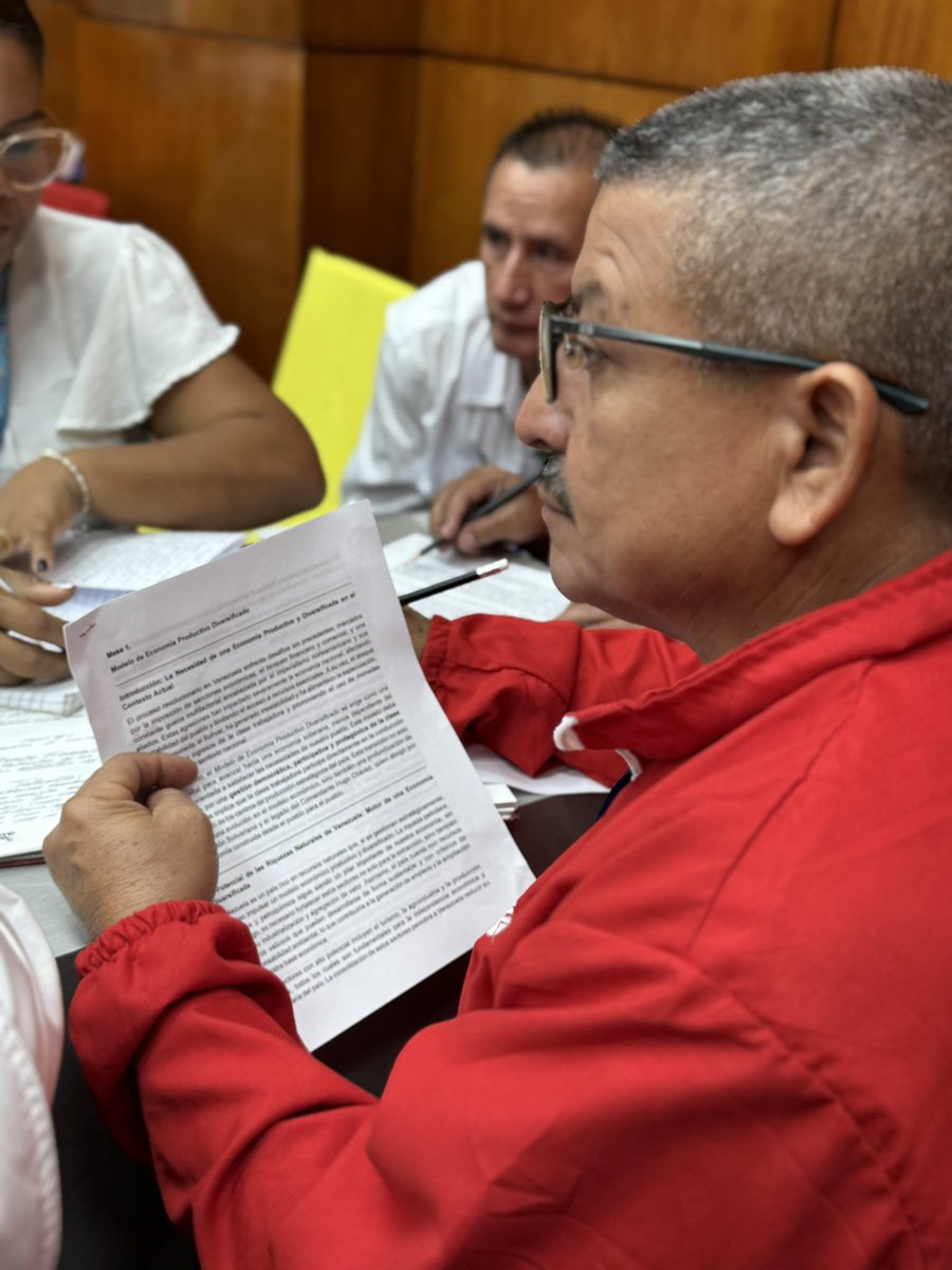 Sintrapepf_Org's tweet image. 📌 #Entérate | Clase trabajadora petrolera, gasifera y petroquímica en debate permanente de las #7T en la Planta de Distribución Yagua - PDVSA. 

@NicolasMaduro 
@delcyrodriguezv 
@elguerrero9523