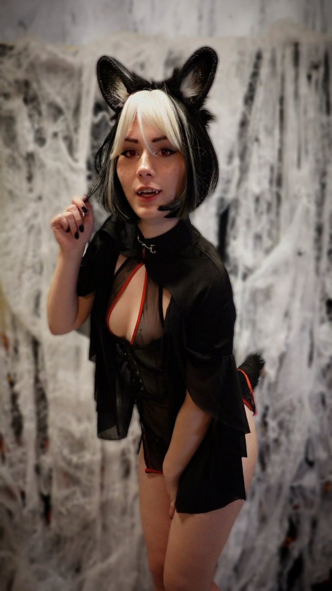 Foxy_Fae_'s tweet photo. From a bad girl to a bad girl 🦇 It's spooky season 🎃 https://t.co/uwM3s5qnHh