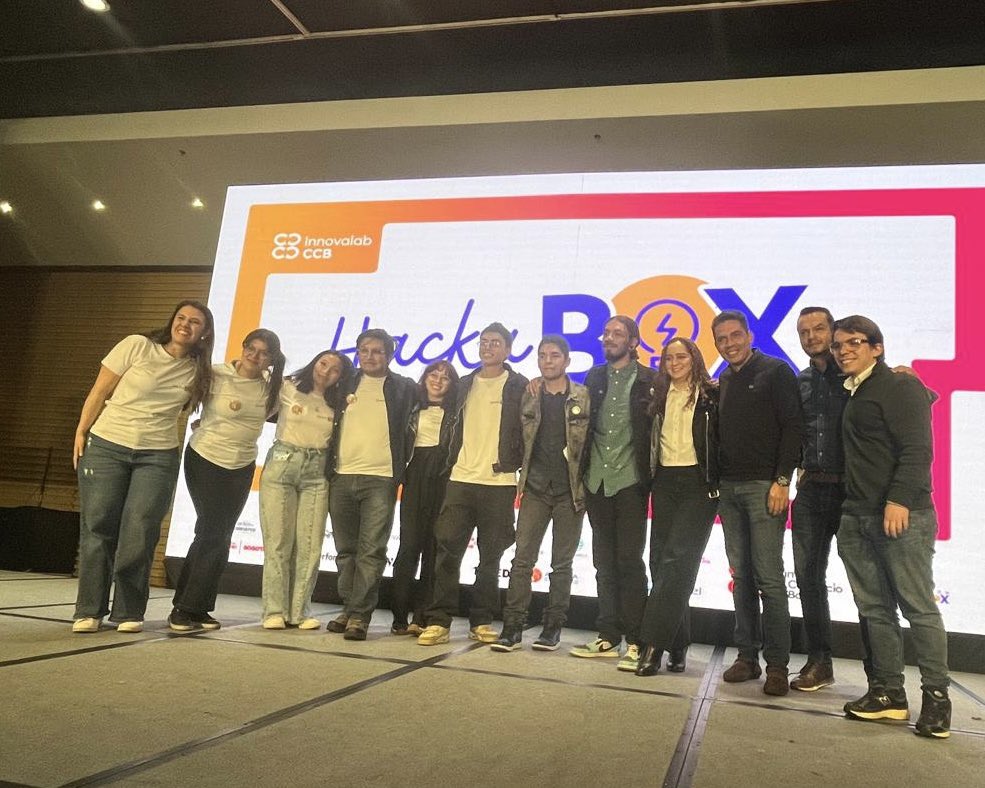 CINTELColombia's tweet photo. ¡Evaluamos las mejores iniciativas de la #Hackabox Distrital!
Gracias a la experiencia de #CINTEL, nuestro experto de #SmartCities, Fernando Sánchez, fue invitado a ser jurado del evento, donde los jóvenes de Bogotá expusieron iniciativas basadas en innovación y tecnología para solucionar diferentes problemáticas de la ciudad.
Cada iniciativa fue analizada no solo por su valor tecnológico, sino también por su capacidad de generar un impacto tangible en la vida diaria de los bogotanos. La trayectoria del Centro nos permitió aportar una visión estratégica sobre el impacto y la viabilidad de cada proyecto, reafirmando nuestro compromiso con el talento local y el desarrollo de soluciones urbanas inteligentes.
Desde el Centro nos sentimos orgullosos de haber formado parte de Hackabox Distrital, un evento que reunió creatividad y tecnología para abordar los retos más urgentes de la ciudad. Celebramos el ingenio y dedicación de todos los participantes, quienes trabajan por una Bogotá más conectada, sostenible y preparada para los desafíos del futuro.
¡Agradecemos a todos los que formaron parte de este encuentro de ideas e innovación!