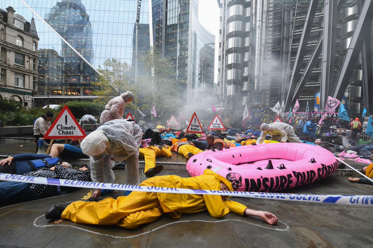 Vanno avanti da ieri le azioni nonviolente di Extinction Rebellion UK che nel centro finanziario di Londra sta chiedendo alla grandi società di assicurazione di interrompere i loro legami con le aziende del fossile.
#InsureOurSurvival #ExtinctionRebellion