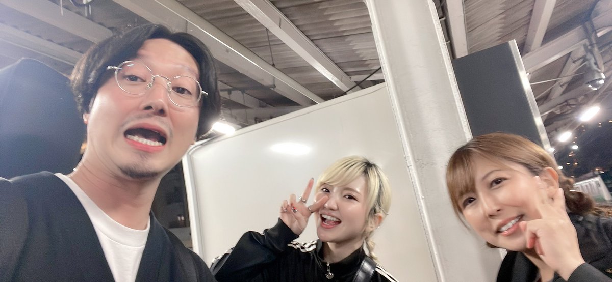 anna231108's tweet photo. きょうもおつかれさまワンマンvol.2
ありがとうございました👏🏻✨
相変わらず写真を忘れる私🥺
物販の時に急いで撮る始末w
帰っちゃった方、本当ごめんなさい😭
カレーも全部無くなってとっても嬉しい🍛
そしてサポートお2人に色んな面で助けられ感謝止まらんです🥹🫶🏻
私、顔テカテカだし、顎長なの何🥰 https://t.co/QvQSnG1EES