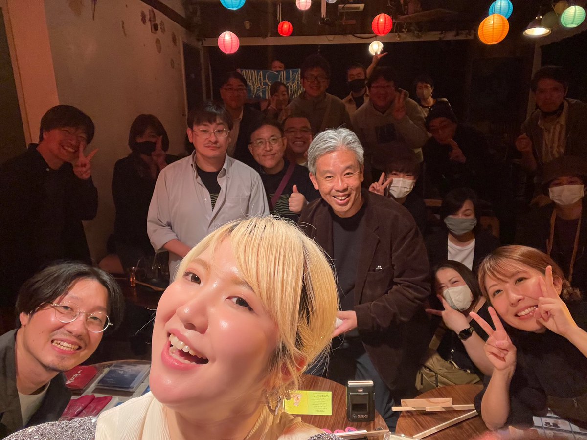 anna231108's tweet photo. きょうもおつかれさまワンマンvol.2
ありがとうございました👏🏻✨
相変わらず写真を忘れる私🥺
物販の時に急いで撮る始末w
帰っちゃった方、本当ごめんなさい😭
カレーも全部無くなってとっても嬉しい🍛
そしてサポートお2人に色んな面で助けられ感謝止まらんです🥹🫶🏻
私、顔テカテカだし、顎長なの何🥰 https://t.co/QvQSnG1EES
