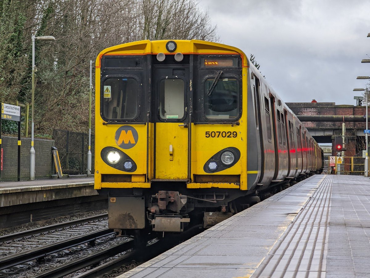 DownOnTheStour's tweet photo. The upturn in 507 bashing came when i joined the railway so it became free for me to do it!

So in rain, hail or snow I was up Merseyside at every available opportunity for these beasts! 

#507farewell #class507 #PEP #Merseyrail #hellfire #class508 #megatraction https://t.co/p34ffIvqzh