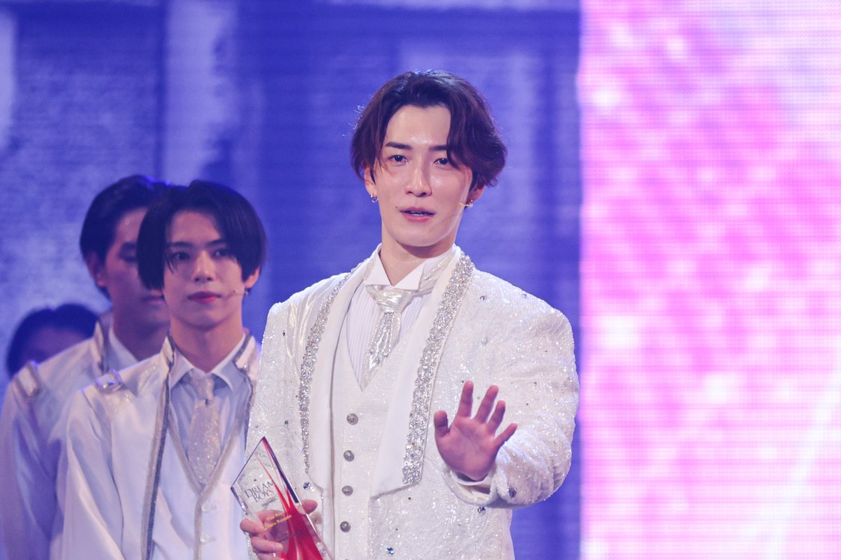 Audience_engeki's tweet photo. #渡辺翔太 ×#森本慎太郎、現・帝国劇場で最後の『DREAM BOYS』大千穐楽カーテンコール！#亀梨和也 がサプライズ登場✨

「エンターテイメントの素晴らしさを感じられた」熱い想いが語られた特別カーテンコールの様子をお届けします

🔽
https://t.co/luCnLji2mK

@toho_stage #DREAMBOYS #少年忍者 https://t.co/4GtfJDtVY6