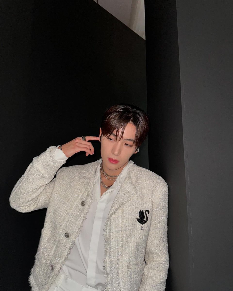 So there I was, just browsing through, thinking I’d seen it all when it comes to jewellery. But then I stop, yeah, and I catch myself staring at these Swarovski MastersofLight pieces like they’ve got a story to tell.