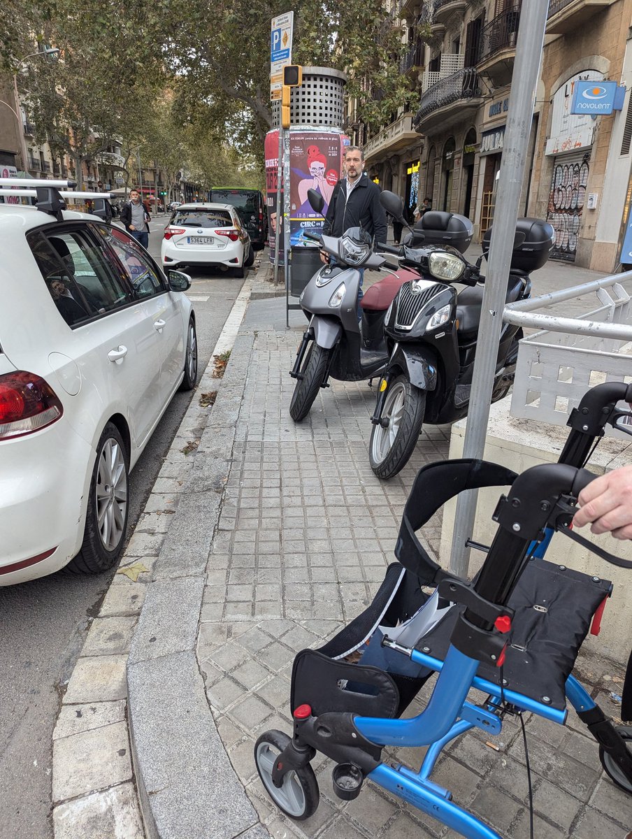 cada dia igual a la cantonada de Tamarit- Urgell 🤬🤬 <a href="/bcn_ajuntament/">Ajuntament de Barcelona</a>