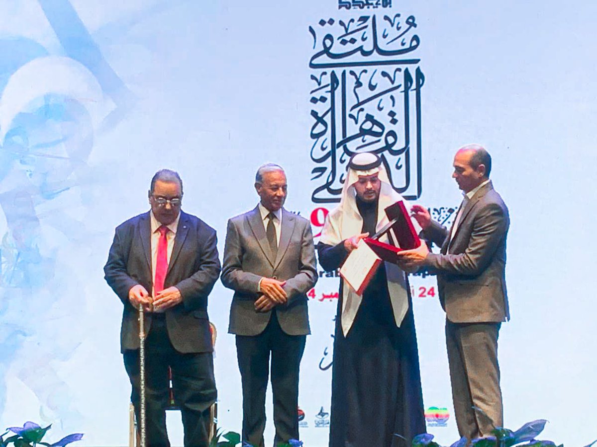 ghazishahrani's tweet photo. نزهو بأبناء #هيئة_الحرمين الذين يسعون للعالمية فهم فخر للمملكة 🇸🇦
 الخطاط القادم لكسوة الكعبة المشرفة أ. عبدالرحمن المالكي يتوج بالمركز الأول في ملتقى القاهرة الدولي للخط العربي

#الكعبة_المشرفة 
#المسجد_الحرام https://t.co/2MUO7mrhJf