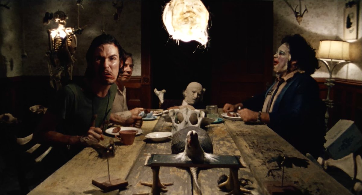 CristianNovelli's tweet image. "Non aprite quella porta - The Texas Chain Saw Massacre" (1974) di #TobeHooper. Film indipendente #lowbudget, divenuto #cult dell'orrore. Mi ha lasciato un senso di inquietudine e disgusto, quindi immagino abbia raggiunto il suo scopo. #CinemaSpeculation #CineCN #CN76Universe