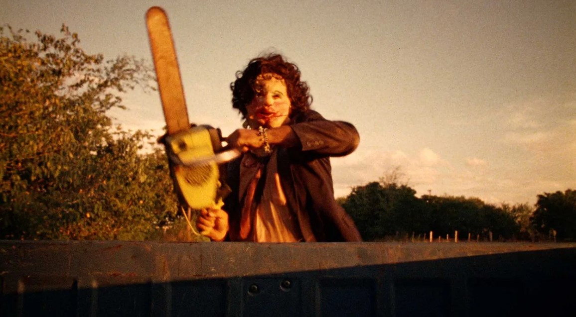 CristianNovelli's tweet image. "Non aprite quella porta - The Texas Chain Saw Massacre" (1974) di #TobeHooper. Film indipendente #lowbudget, divenuto #cult dell'orrore. Mi ha lasciato un senso di inquietudine e disgusto, quindi immagino abbia raggiunto il suo scopo. #CinemaSpeculation #CineCN #CN76Universe
