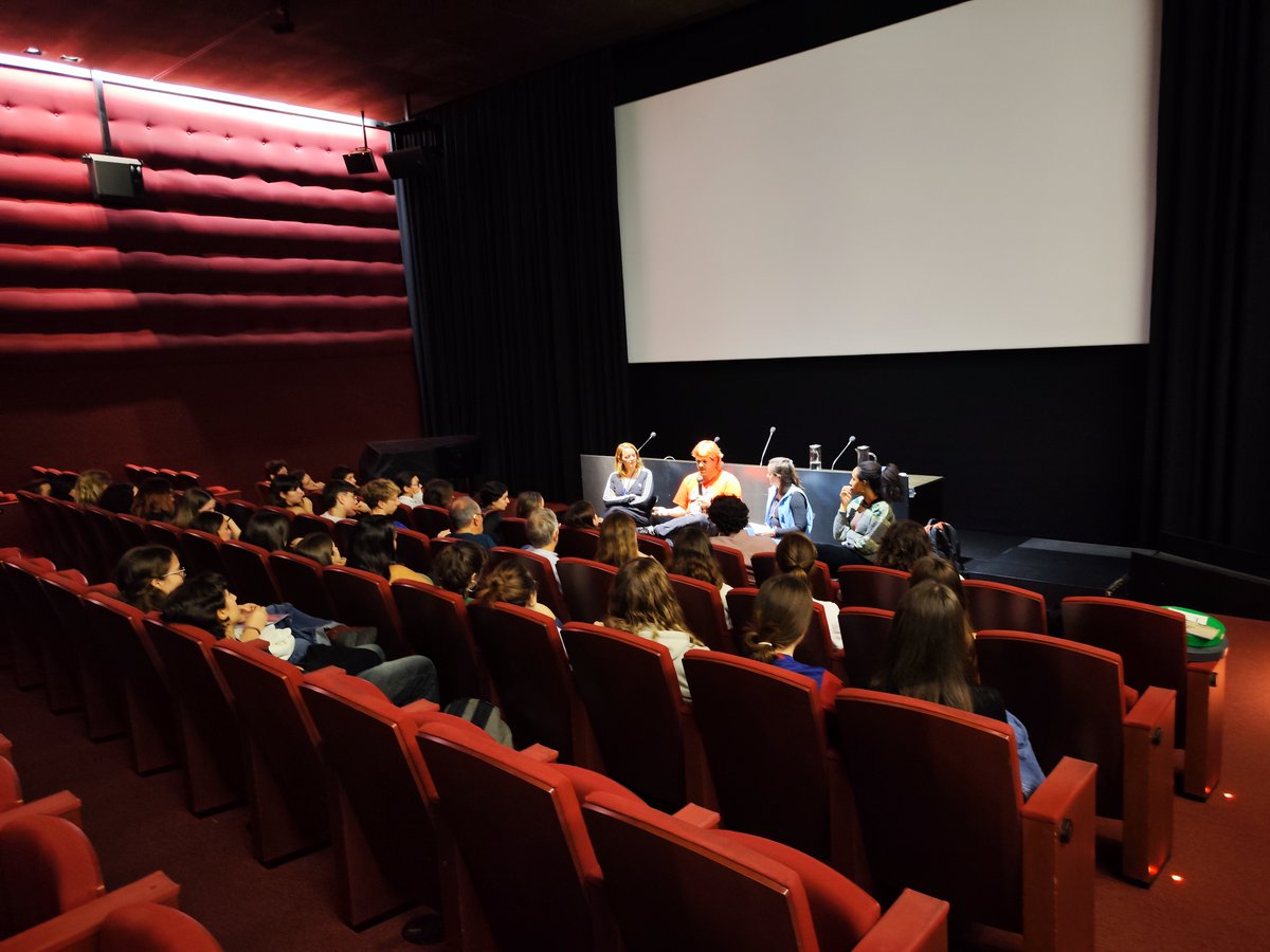 filmotecacat's tweet photo. Iniciem la quarta edició de #AulaB amb @comunicacioUPF
#AulaB busca acostar els vincles i les reflexions a un grup d’estudiants que, acompanyats per l’equip de la Filmoteca, reflexionen sobre la història del cinema i el fet de programar a través del cicle #AulaCinema https://t.co/1lwRf6siXn