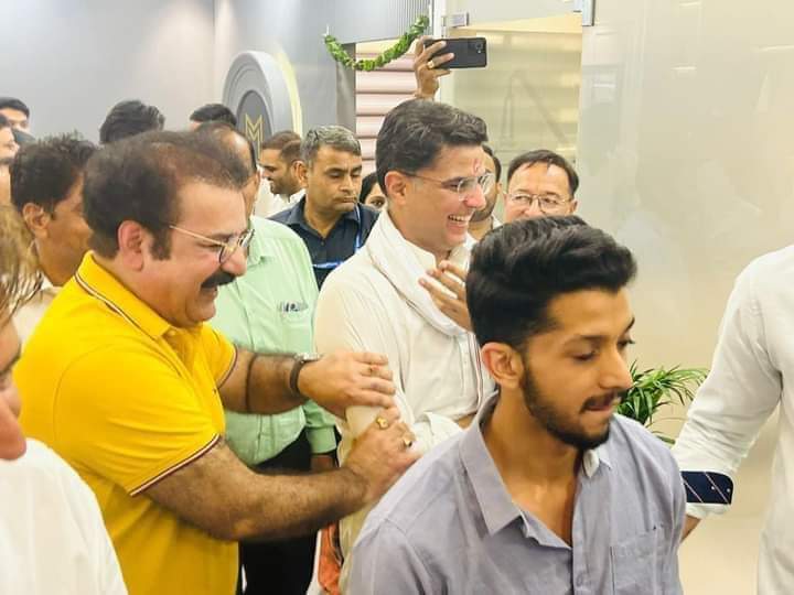 P_bhagat_96's tweet photo. Caption this picture......@8PMnoCM 
@sharatjpr @arvindchotia 

Fromer  deputy chief @SachinPilot  and 
Fromer minister @PSKhachariyawas 

#Nikkar 

समय को भरोसों कोनी कदे पलटी मारी...ज्याए ! https://t.co/4CdOJcOly9