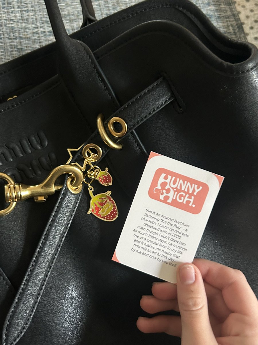 CozyCat_Games's tweet photo. charmed my work bag with @Hunnyhighart “Kai the frog” enamel keychain! go check out her store if you’re into cute stationary &amp; keychains!! (montreal based ) https://t.co/R1ObWWm3uI