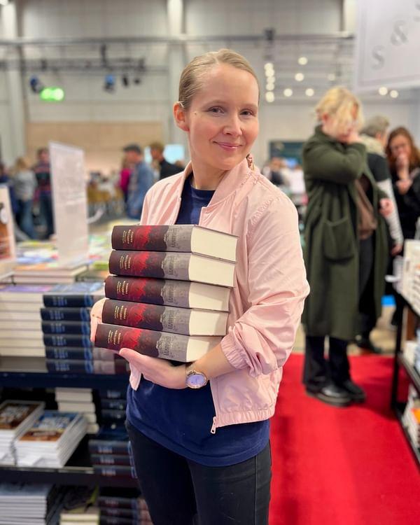 Kiitos, #helsinginkirjamessut! Nähtävää ja kohtaamisia oli aamusta iltaan ja upouudet Pimeyden paimenet ja Kalmanperhon kutsun toinen painos kutsuivat fantasian ystäviä - mutta eipä hätää, jos meni messuhulinassa ohi, molempia on kirja- &amp; verkkokaupoissa nyt hyvin saatavilla.