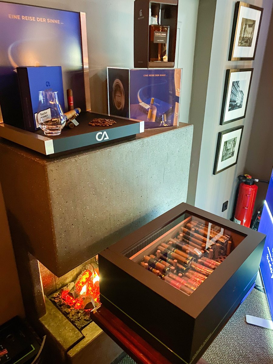 alles_andre's tweet photo. Rückblick auf den exklusiven CARLOS ANDRÉ Chef’s Table im TAKU in Köln! 

Ein einzigartiges Erlebnis mit Spitzenkoch Thomas Bühner, raffiniertem 6-Gänge-Menü und besonderen Pairings mit unseren Premium Zigarren und Dominican Rum. 

Ein Abend voller Genuss und Leidenschaft. https://t.co/SP9azeakMj