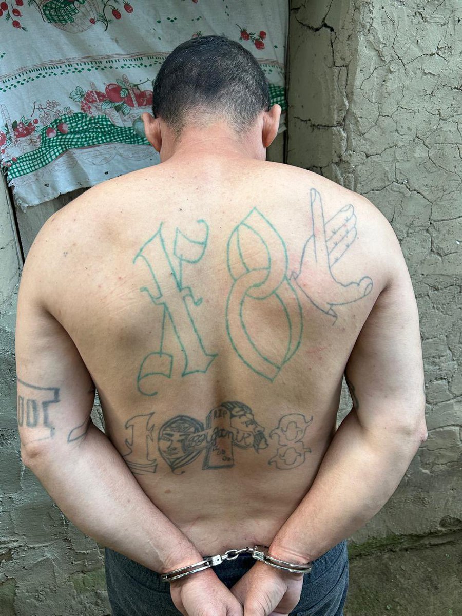 Vi11atoro's tweet photo. Gracias a la intervención de nuestra @PNCSV, capturamos a Federico Giovanni Peña Domínguez, alias “Sayper,” homeboy de la pandilla 18, quien intentó esconderse en una cueva ubicada en una zona rural de Tenancingo, Cuscatlán. Ahora, enfrentará proceso por el delito de agrupaciones ilícitas.

El Estado de Derecho que hemos recuperado es histórico y asesinos seriales como este no volverán a las calles ni colonias de nuestro querido país, el único camino que tienen es la cárcel. 

Donde sea que se escondan de nuestra #GuerraContraPandillas, los encontraremos y haremos que rindan cuentas ante la ley.