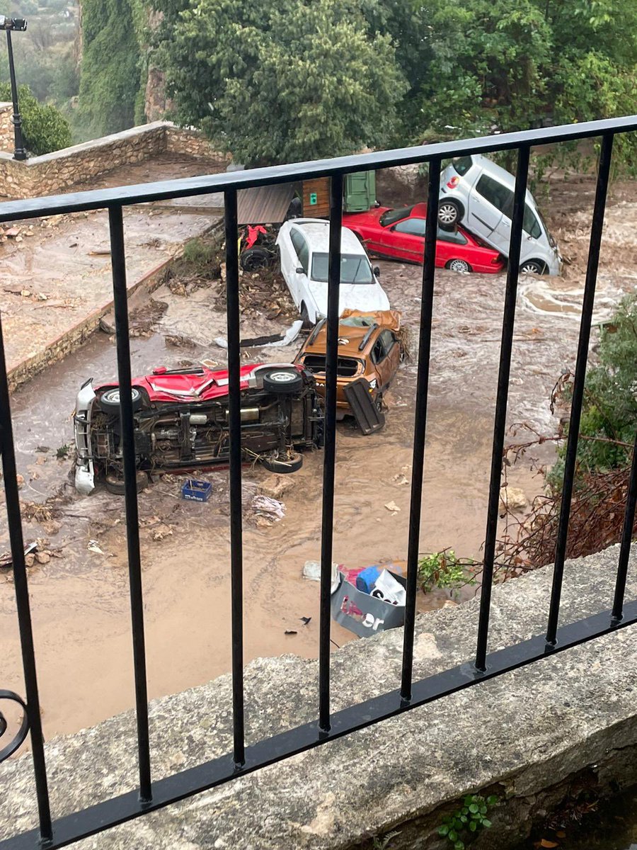 samurivas_meteo's tweet photo. Escalofriantes imágenes que me llegan desde Letur donde la fuerza del agua ha reventado casas y todo a su paso. Es impactante realmente impactante!!!
Video e imágenes de @MeteoHellin https://t.co/SWot3kH0ft