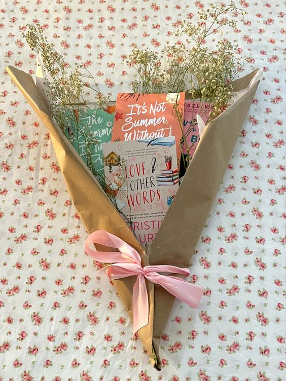 BookTasters's tweet photo. My favorite kind of bouquet🌹🌺
