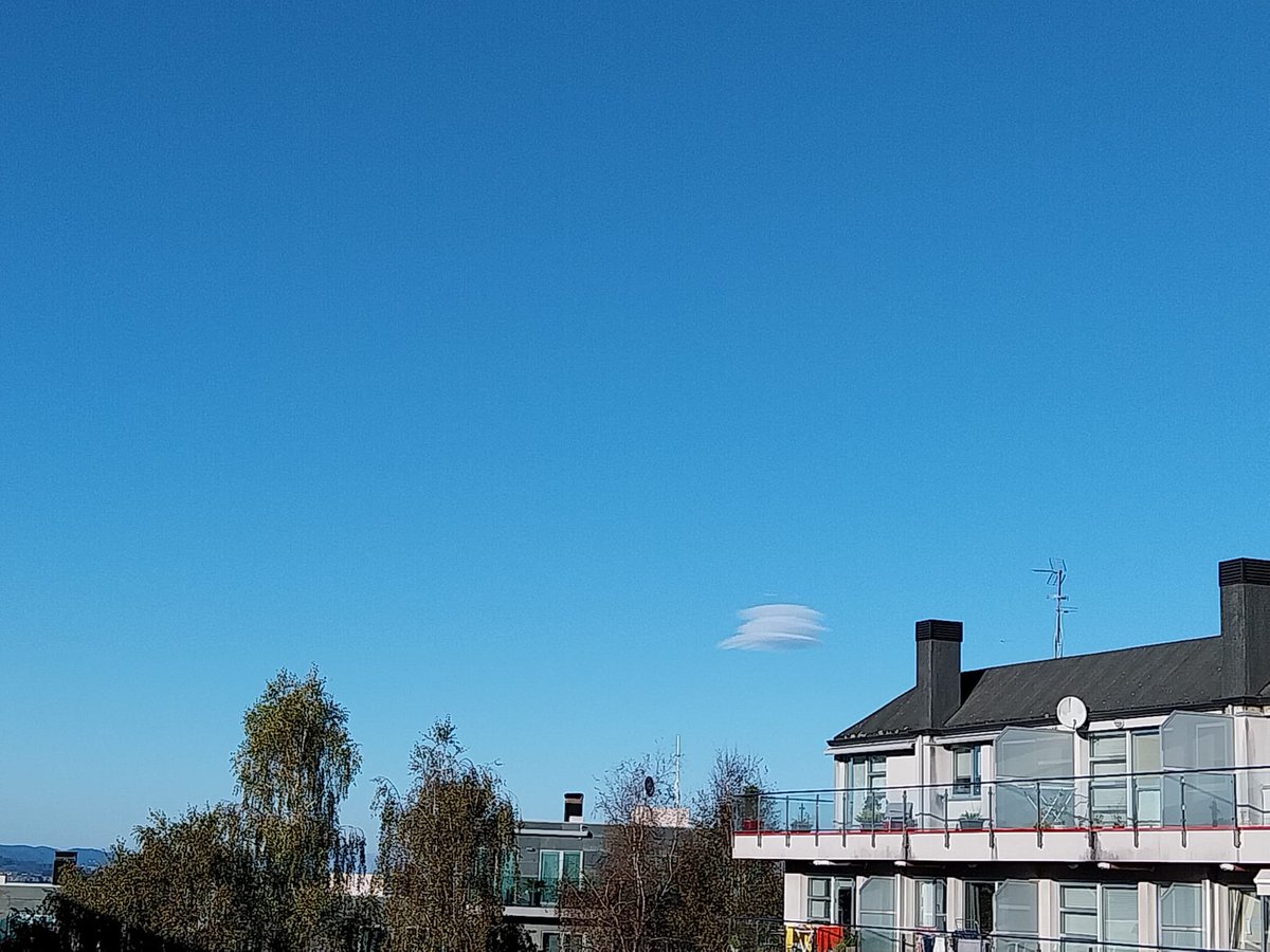 MeteoGalicia's tweet photo. As vosas fotos: curiosas nubes lenticulares que nos envía Ana desde #Sada. Grazas!!

Esta noite aumentan as nubes baixas no terzo norte, con orballos no norte da provincia de Lugo.
E entras nubes medias polo sueste, con algún chuvasco illado en #Valdeorras #Trives #Viana #Verín https://t.co/qMhnDCunPm
