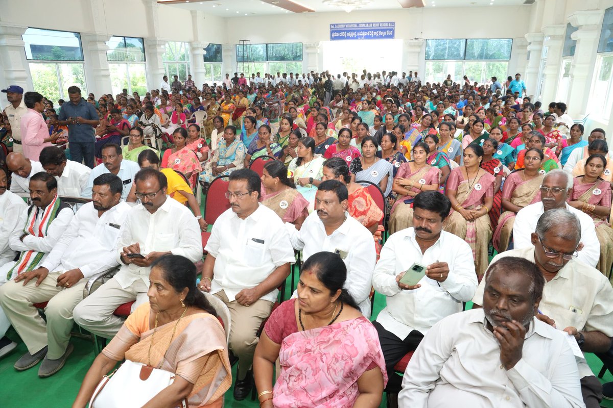 Collector_KMM's tweet photo. ఇందిరా మహిళా డెయిరీ లోగో ఆవిష్కరణ కార్యక్రమంలో రాష్ట్ర ఉప ముఖ్యమంత్రి గారి వెంట పాల్గొనుట.

డిప్యూటీ సి.ఎం.గారితో కలిసి త్రాగునీటి సరఫరాపై సంబంధిత అధికారులతో సమీక్ష.

సమగ్ర ఇంటింటి కుటుంబ సర్వేపై డిప్యూటీ సి.ఎం. నిర్వహించిన వి.సి. లో పాల్గొన్న జిల్లా కలెక్టర్ https://t.co/5kgMTLwynj