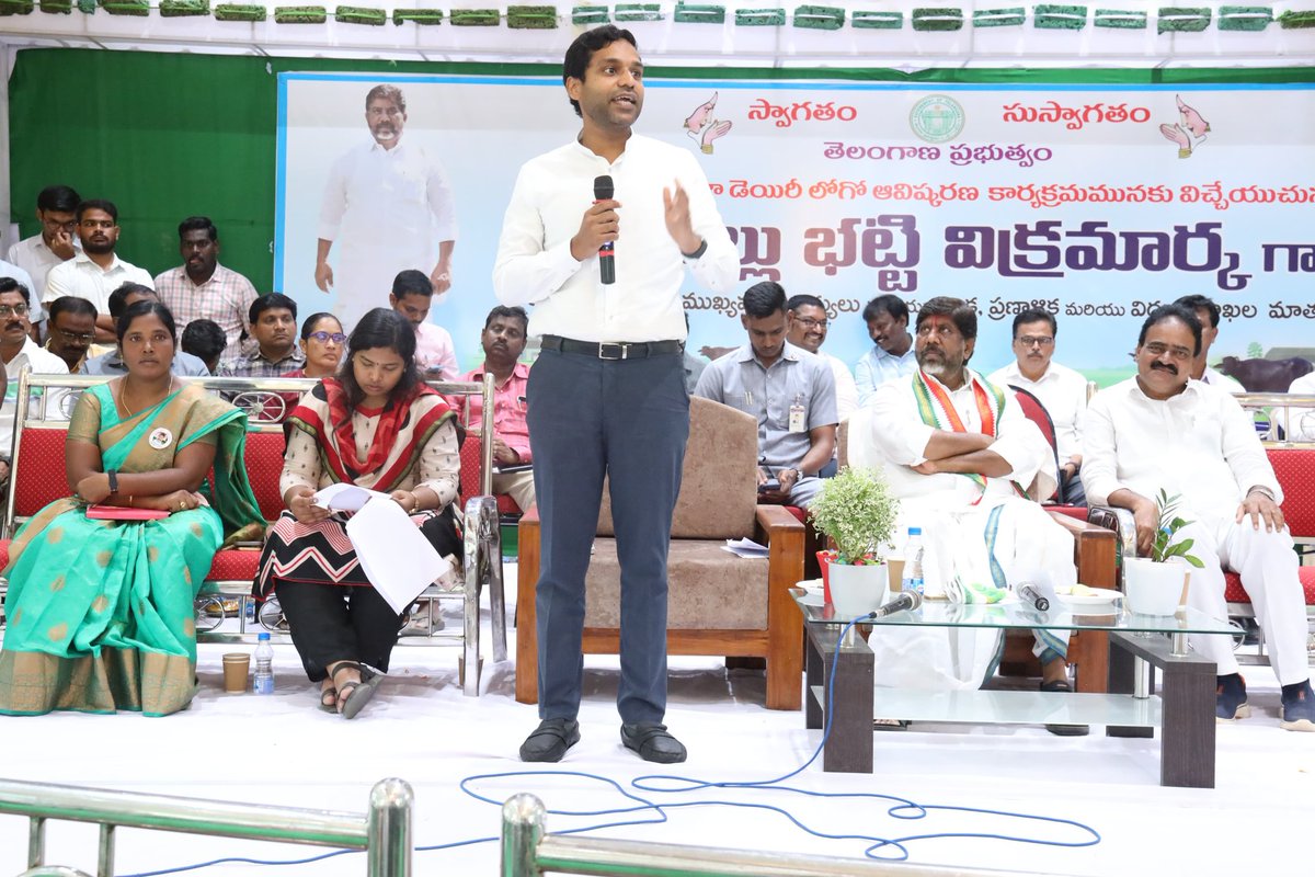 Collector_KMM's tweet photo. ఇందిరా మహిళా డెయిరీ లోగో ఆవిష్కరణ కార్యక్రమంలో రాష్ట్ర ఉప ముఖ్యమంత్రి గారి వెంట పాల్గొనుట.

డిప్యూటీ సి.ఎం.గారితో కలిసి త్రాగునీటి సరఫరాపై సంబంధిత అధికారులతో సమీక్ష.

సమగ్ర ఇంటింటి కుటుంబ సర్వేపై డిప్యూటీ సి.ఎం. నిర్వహించిన వి.సి. లో పాల్గొన్న జిల్లా కలెక్టర్ https://t.co/5kgMTLwynj