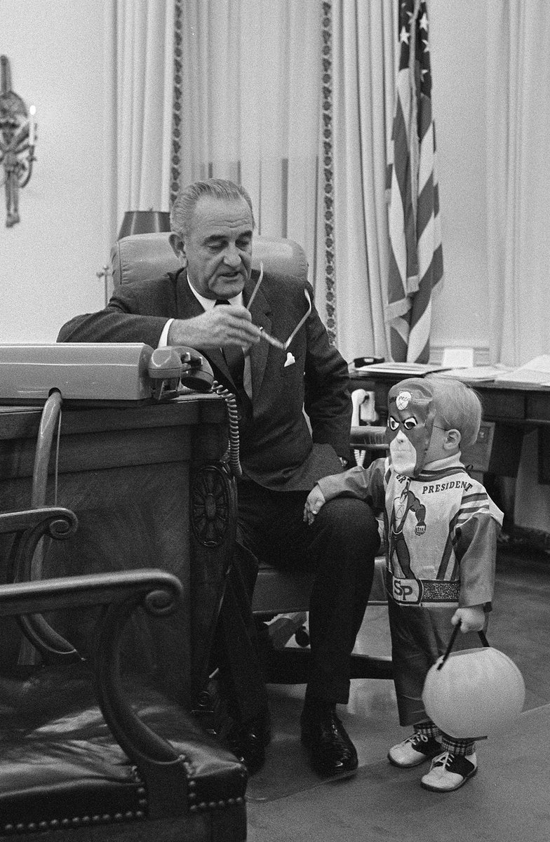 LBJLibrary's tweet photo. #HappyHalloween! 👻

Back on Halloween 1968, Little Lyndon channeled his grandfather’s spirit by dressing up as 'Super President'—and yes, even superheroes need a candy break! Who knew presidential duties included candy negotiations? 🍬🦸🍭

📷 Yoichi Okamoto https://t.co/5jqqA86Nh2